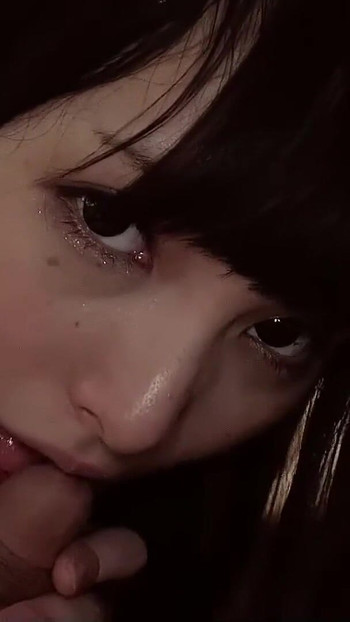 Památný okamžik z "Drobná japonská teenagerka 18 svádí poprvé kouření starými muži v POV"