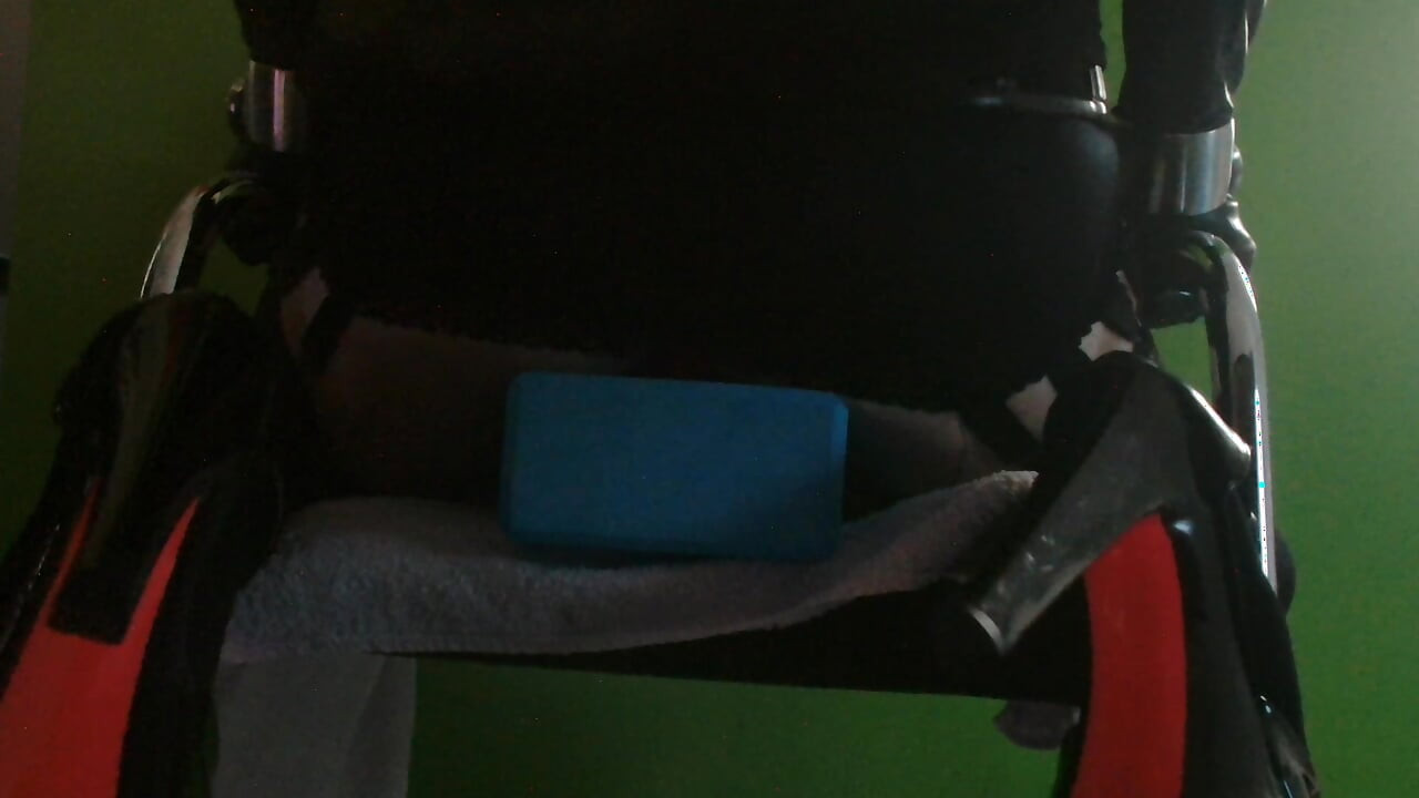 Leteks aur oonchi eri ke joote men kursi par 22 semi lanbe dildo ki savaari.