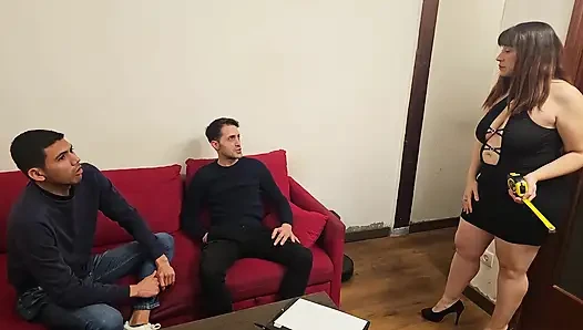 Die Vermieterin kam, um Messungen zum Malen zu machen, aber sie ließ sich gründlich von zwei schwänze gefickt und "bemalt".