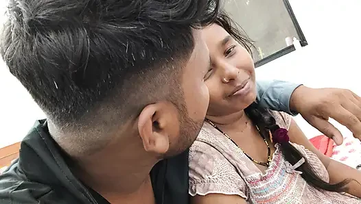 Indische desi-stiefschwester und stiefbruder küssen sich langsam heiß und lutschen möpse.