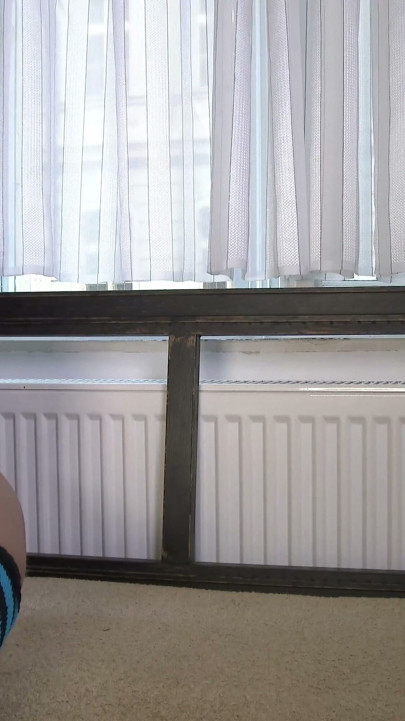 Jane în șosete peste genunchi arată uimitoare, brunetă frumoasă | Clip 3