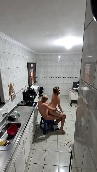 Servitoarea își scoate hainele și acceptă o ejaculare facială pentru un plus.