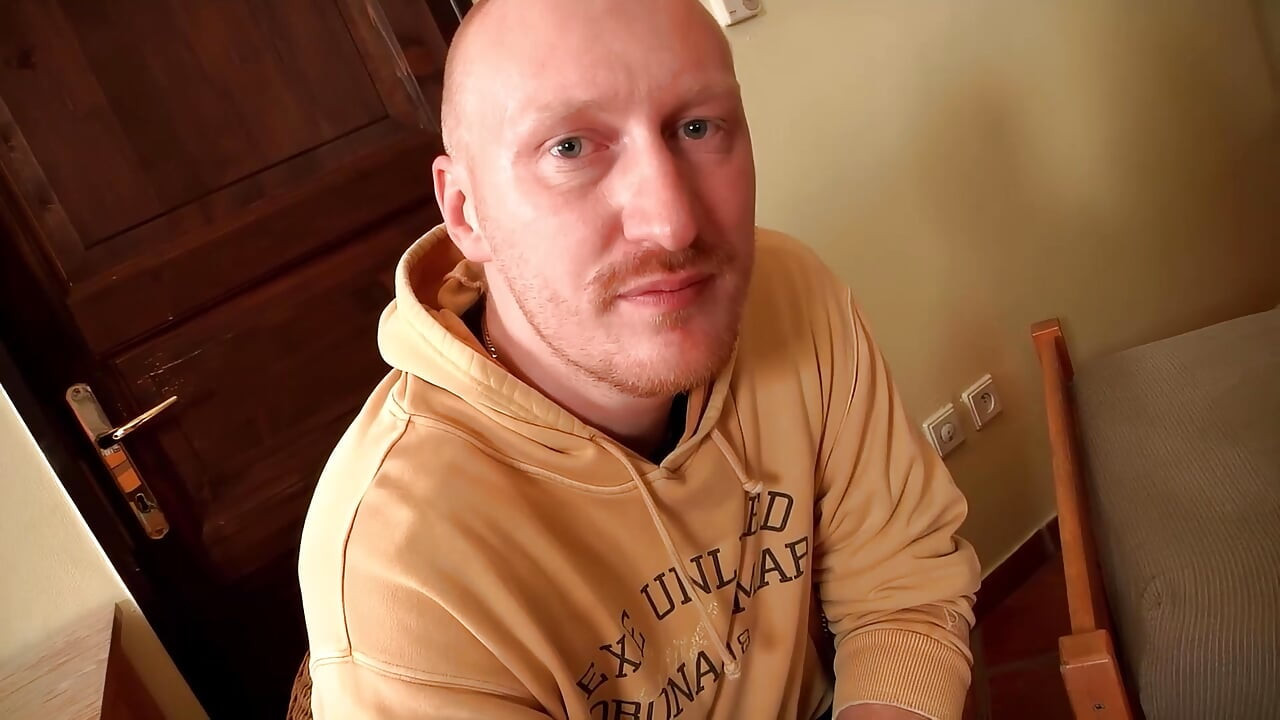 Bruna si fa coccolare da due uomini. Fantastico trio all'aperto!