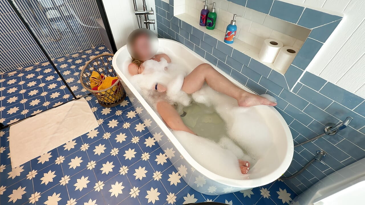 Sexy blondes Babe masturbiert in der Badewanne!
