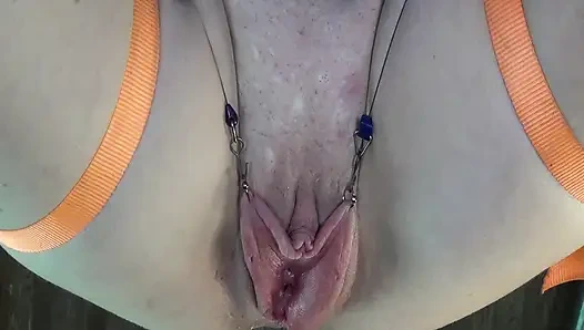 Растянутая Накачанная Киска Мочеиспускание Крупный план 2