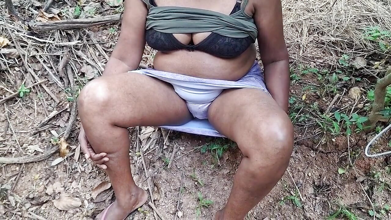 Vieja tía al aire libre muestra el video viral más caliente