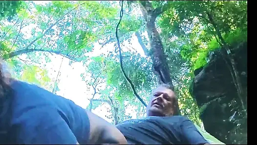 Memek tante seksi ini dijilat dan dientot habis-habisan di pinggir sungai