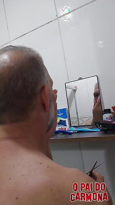 Herr Carmona rakar sig naken