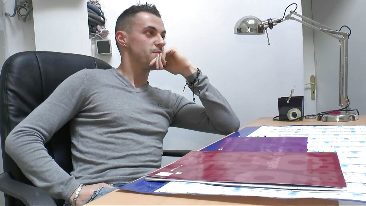 Ebenová teenagerka je extrémně tvrdě bušena