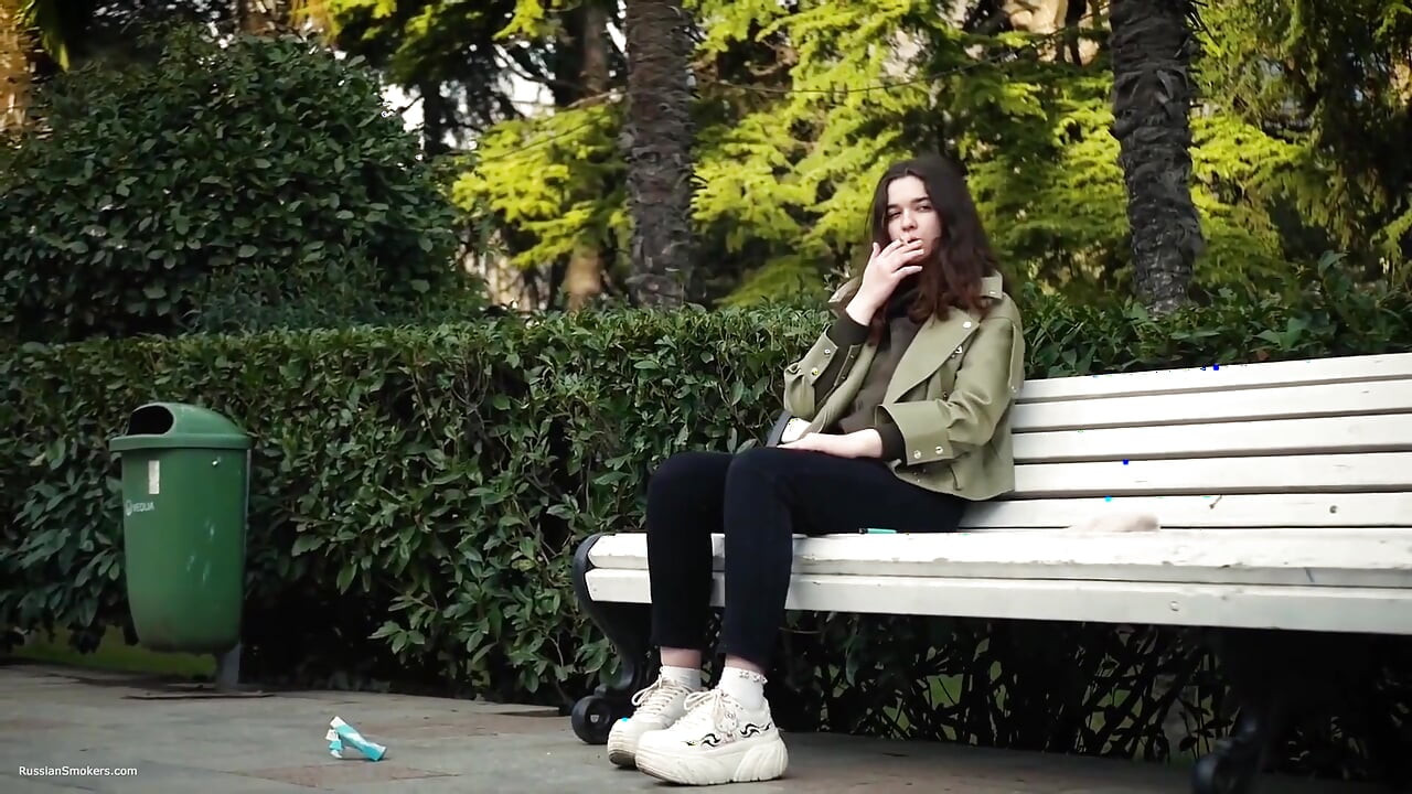 Jovem morena está dando um passeio sem pressa com cigarro Allwhite de 120mm