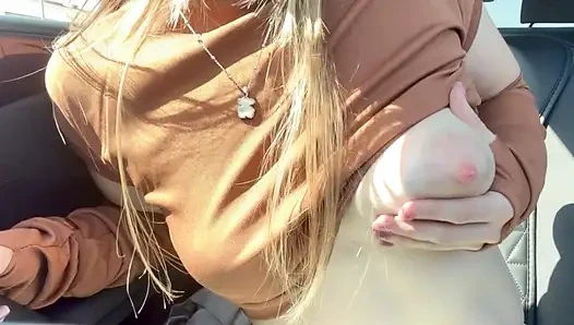 Мила публичный засвет натуральных сисек с твердыми сосками в машине в Испании