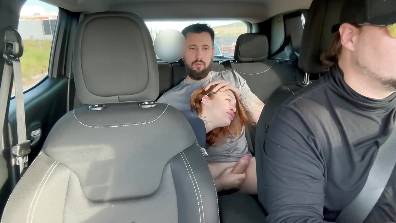 Flagrei o Casal Fodendo no Banco de Trás do Uber e Deixei Eles Continuarem