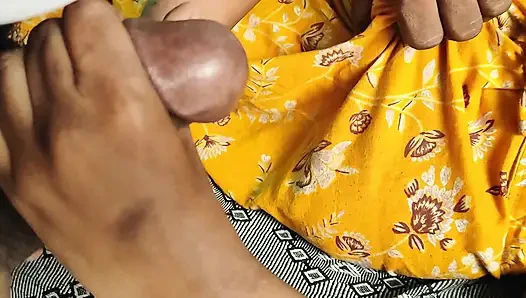 Hintli üvey kız kardeş üvey erkek kardeşiyle sakso ve domaltarak seks yapıyor