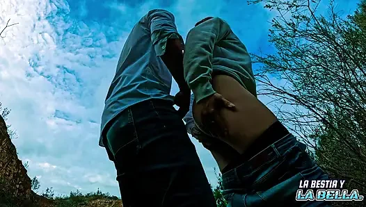 Незнакомец берет меня в мой дом в обмен на минет, а затем трахает меня.