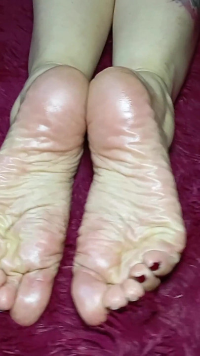 A Big Ass and Wrinkled Soles on the Feet of a Goddess