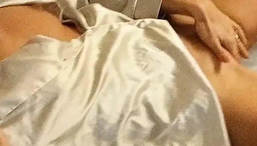 Istri hot yang lagi bangun tidur udah sange dan fingering memeknya sendirian, dia pastinya perlu dientot semakin sering...
