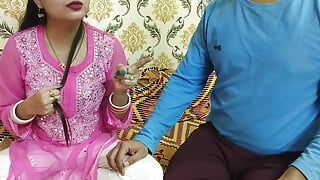 Mooie Indische man en vrouw vieren een speciale Valentijnsdag