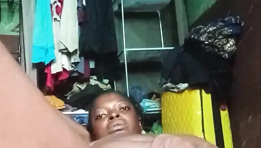 Классные барабаны, она показывает живую мастурбировать