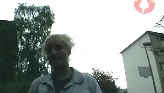 Memek becek cewek hot rambut pirang ini lagi asik muasin memeknya pakai dildo sampai muncrat banyak banget