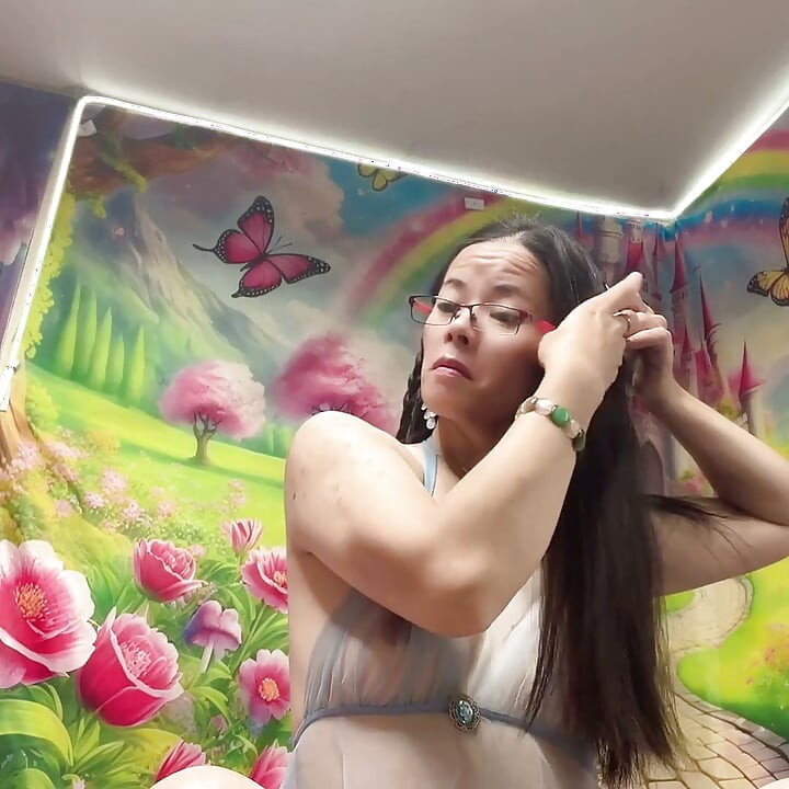 Cucumber Horny TimeのPlay Clit。
