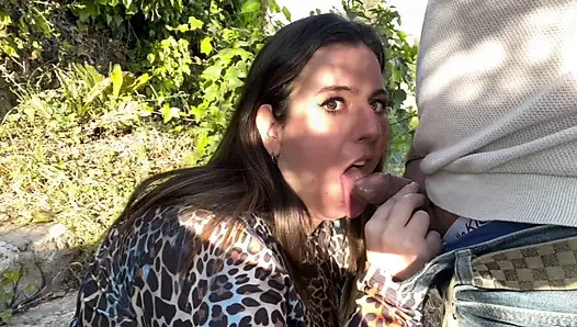 Единственный минет в общественных местах, где люди смотрели, в итоге проглатывал сперму