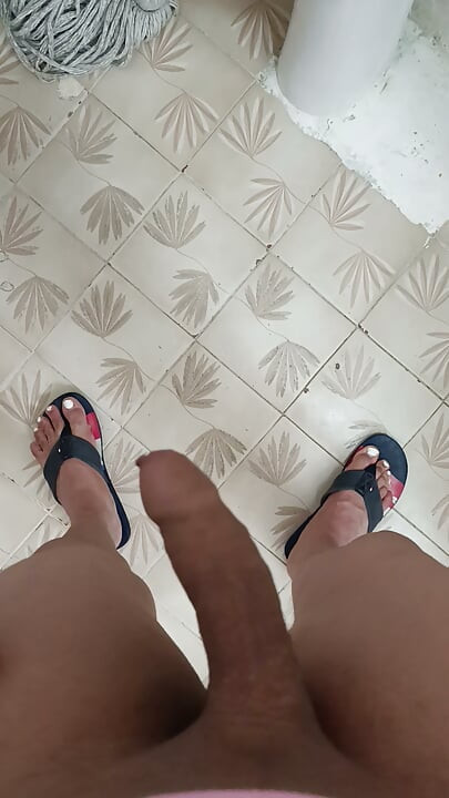 Trans dandose gusto a si misma antes del trabajo.