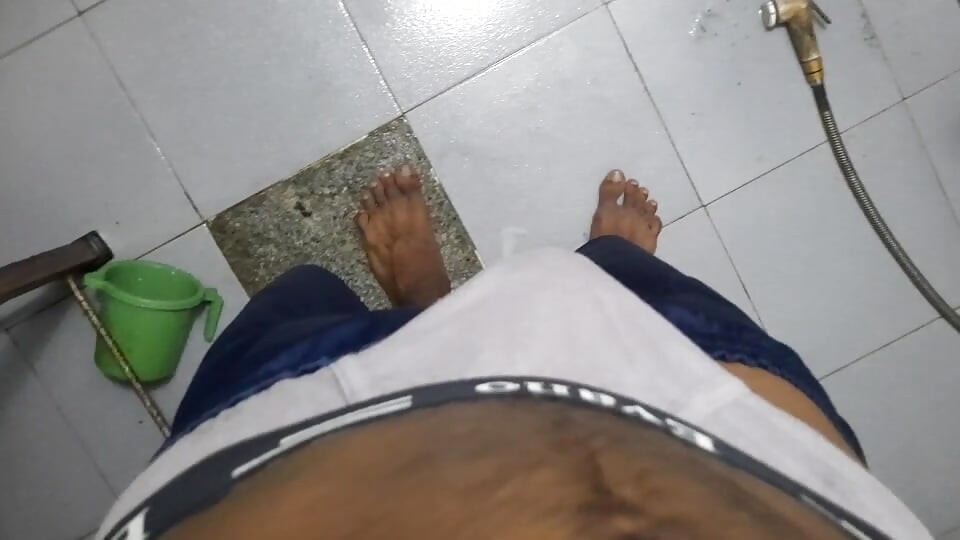 18-godišnjakinja s dlakavim kurcem drka se