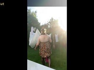 W małej sukience plażowej, aby odebrać moją pranie na zewnątrz