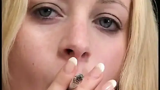 Streaming film dari paris dari gadis-gadis telanjang merokok