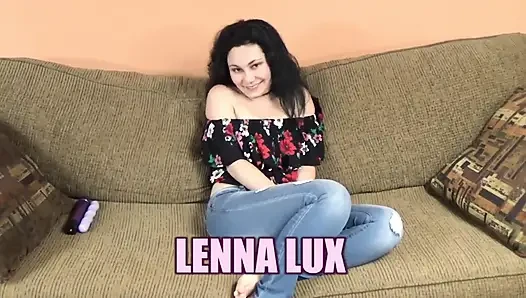 Lenna Lux ateşli küçük amına zevk veriyor