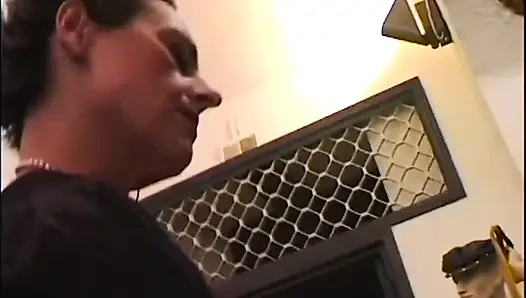 Tante seksi rambut pirang suka banget nyepong kontol di kantor