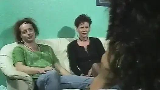 Pasangan aneh memancing di luar jalan