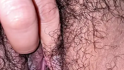 Yatakta gece parmaklıyor ve ilk kez anal sikişiyor