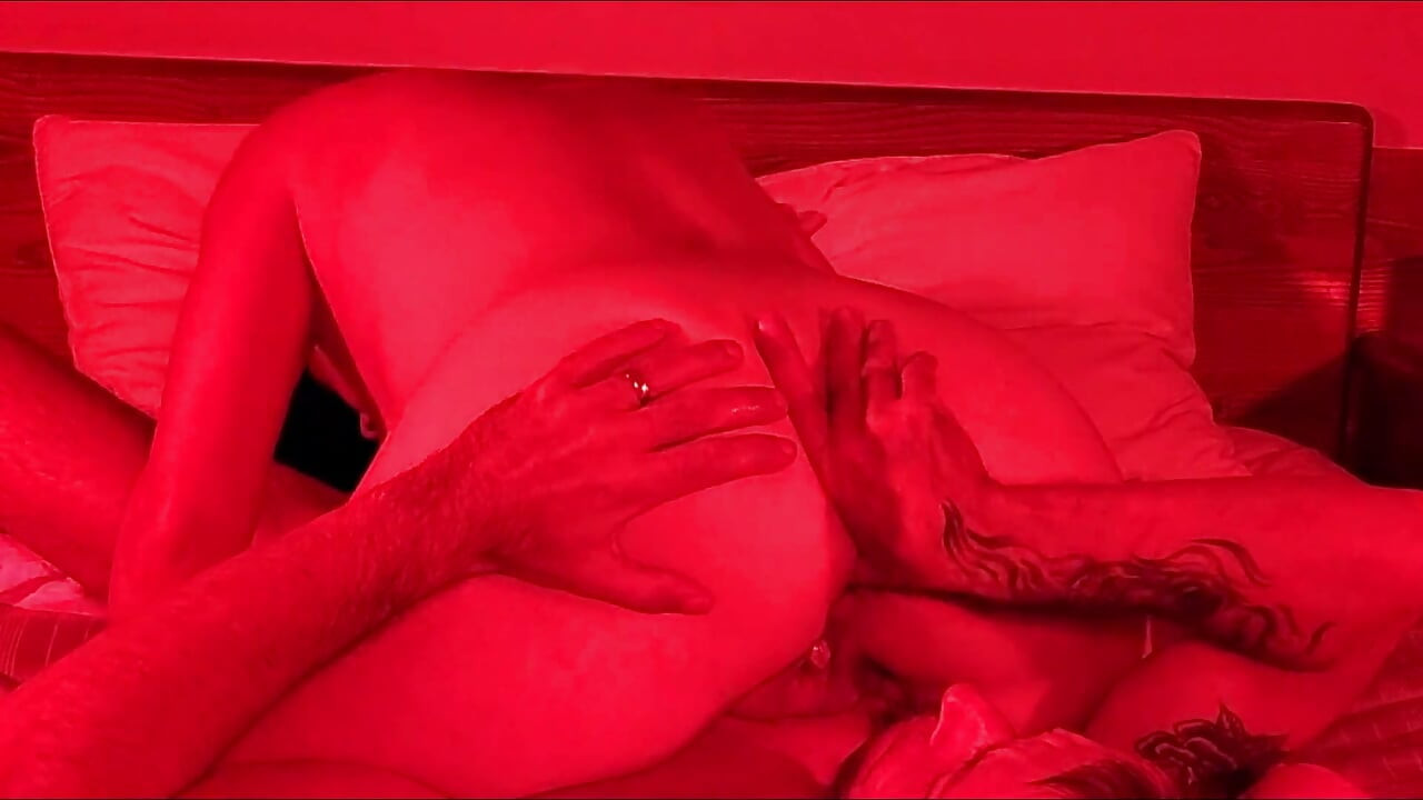 ג'ייד ודיימון מבלים לילה במלון והכל באדום