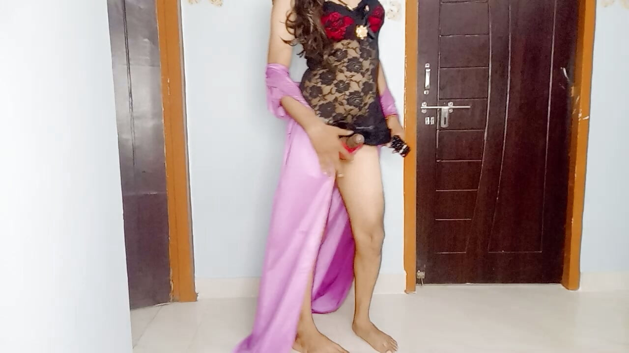 Mostrando minha madrasta de camisola sexy e sutiã e calcinha rosa ontem, vestindo e dançando na frente de dois homens e fodendo a noite toda
