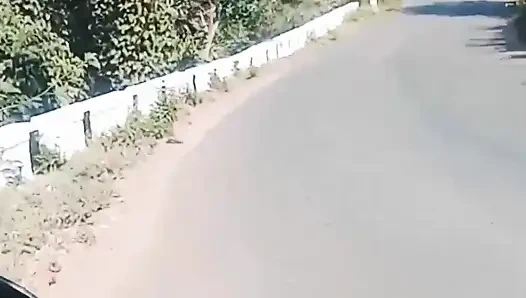 Bir otobüsün gelip gelmeyeceğini sordu... ama sonunda onunla binişmeyi bitirdi