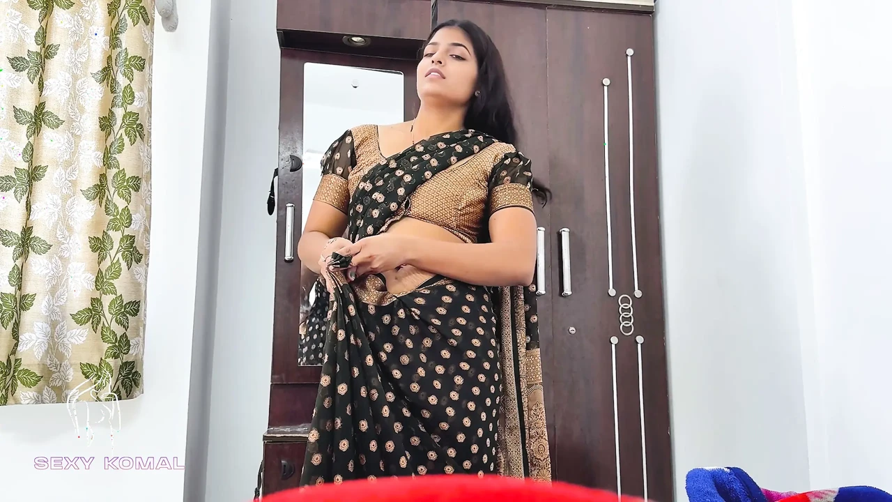 She Was Bathing and Wearing a Saree, Secretly Entering Her Stepbrother, Already Shaking the Land Inside