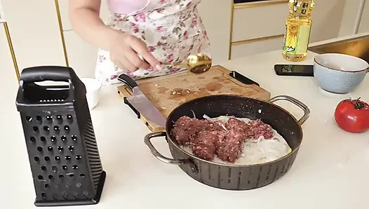 Yemek pişirme gösterisi yüzünde spermle biseksüel üçlü sekse dönüştü.