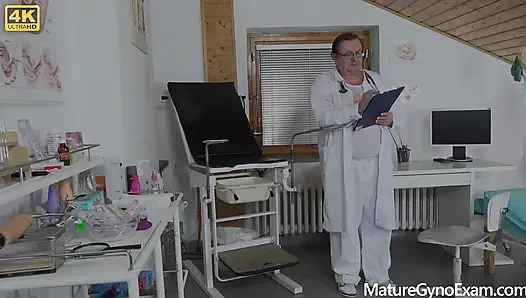 Ateşli sıska olgun Gwen Cortez'in vajinal sıcaklık ölçümü