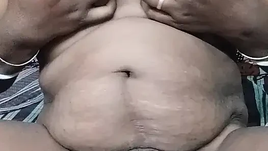 Ibu tiri india lagi asik fingering dan pamer susunya ke toketnya