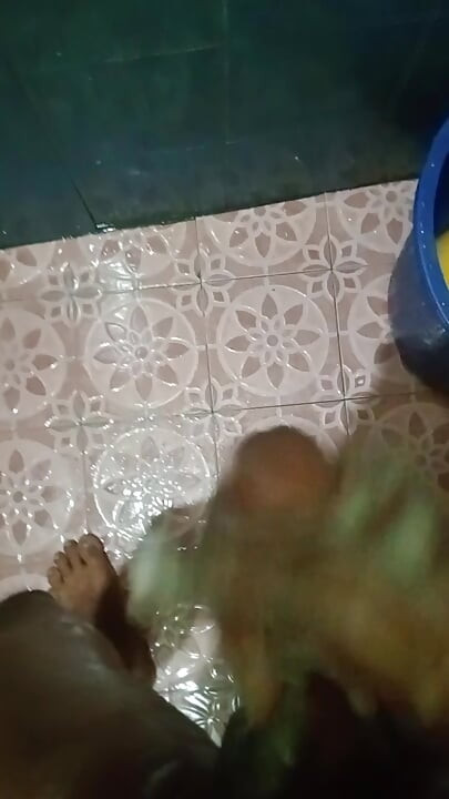Leker med såpe på badet