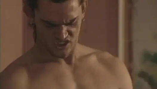 Di balik topeng, pria kulit putih, pria kulit hitam, dan seorang pelacur: seks threesome dengan seks anal dan lilin.