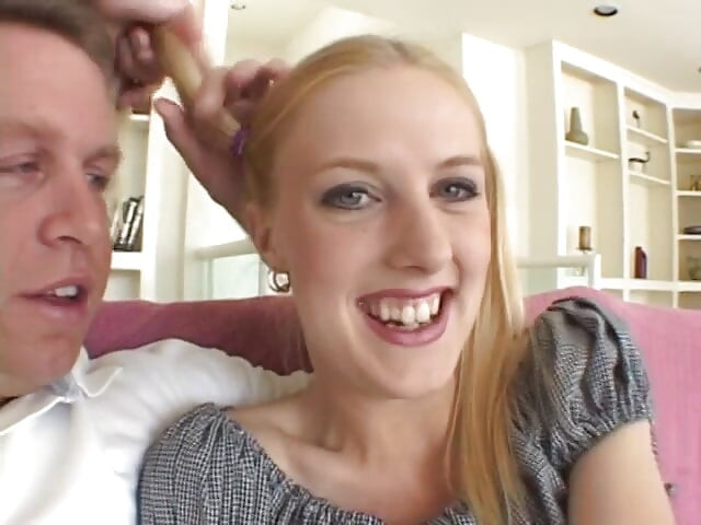 Blondes teen nimmt sein fleisch in ihren engen rosa arsch