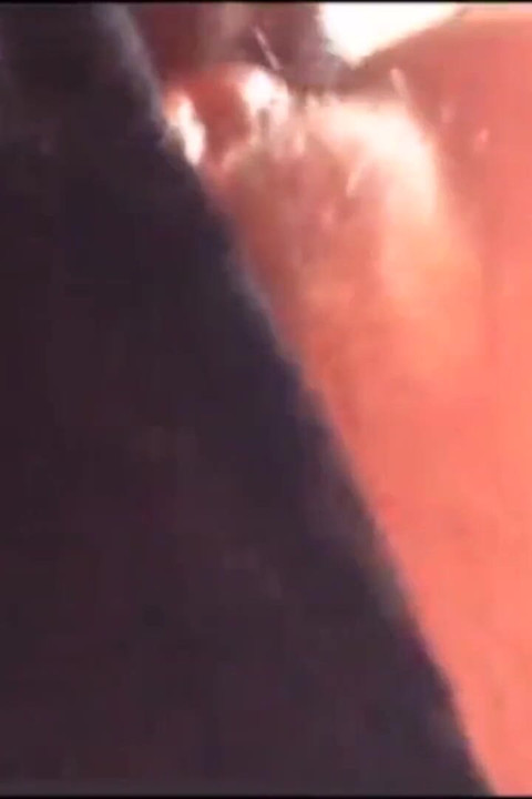 Mor leopar desenli babydoll ve siyah pamuklu dantelli külot giyerek emmeyi ve sikişmeyi seven Avrupalı kadın