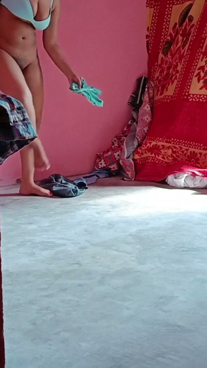 Fată indiană desi din sat care face sax pentru prima dată cu băiatul rău profesor de matematică la magazin | Clip 1