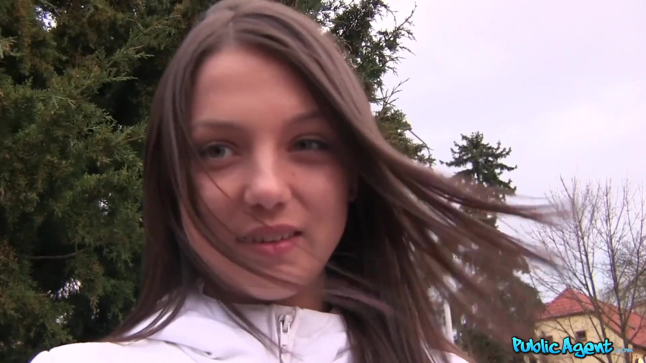 PublicAgent - 身材紧致娇小的年轻大学女郎在酒店房间里体验她的第一次大鸡巴