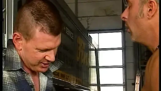 Хорошенькую немецкую сучку-блондинку трахнули два чувака в мастерской