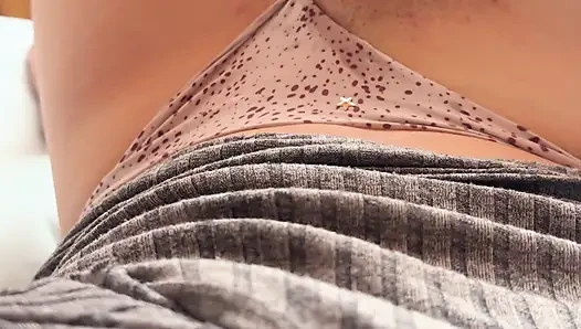 I stayed at a hotel where a super handsome guy greeted me, so I'm going to masturbate thinking about him.