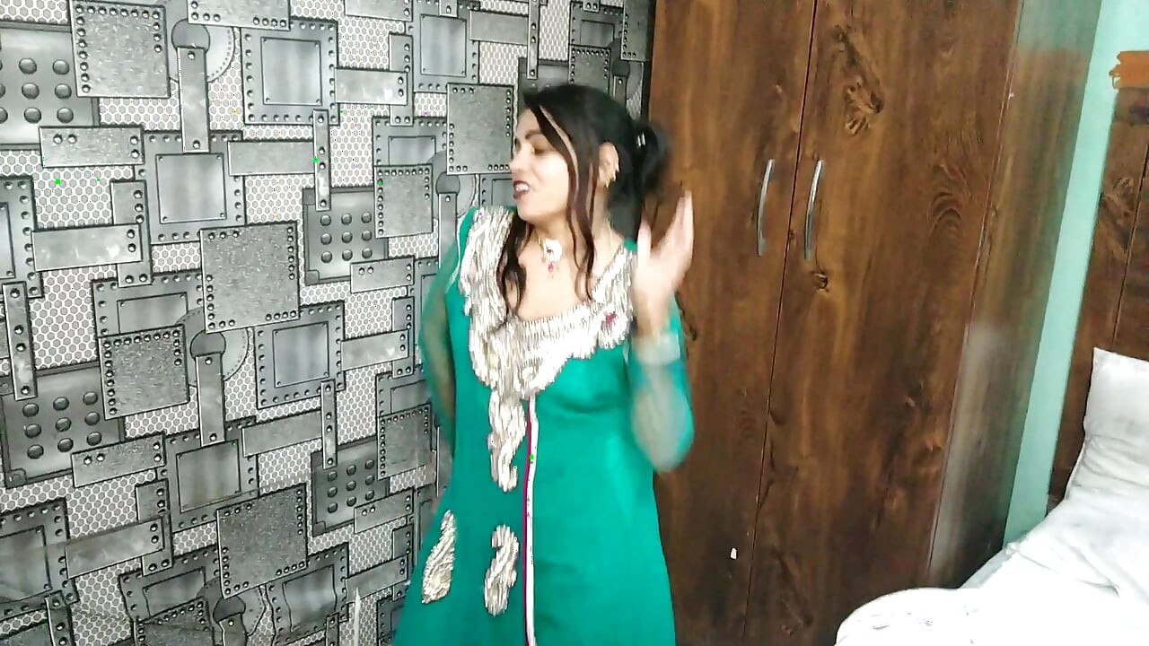 Indian gaane par couple ki romantic sec bed par Sola kar