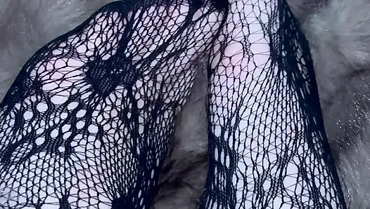 Aku lagi asik mainin kakiku dengan stoking seksi dan sepatu hak tinggi